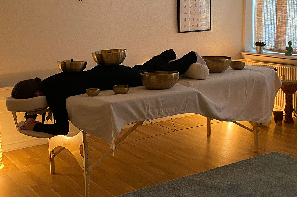 Viser klangmassage fra siden